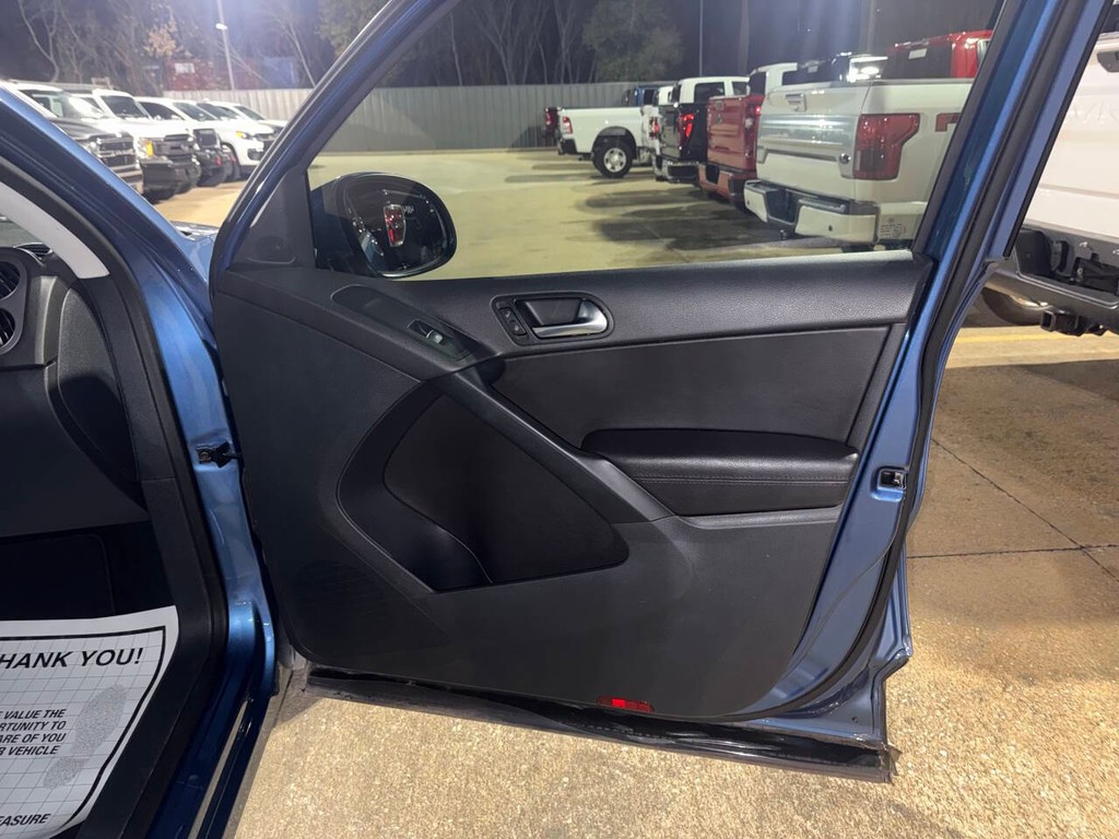 Volkswagen Tiguan Vehicle Full-screen Gallery Image 11