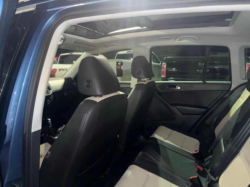 Volkswagen Tiguan Vehicle Full-screen Gallery Image 12