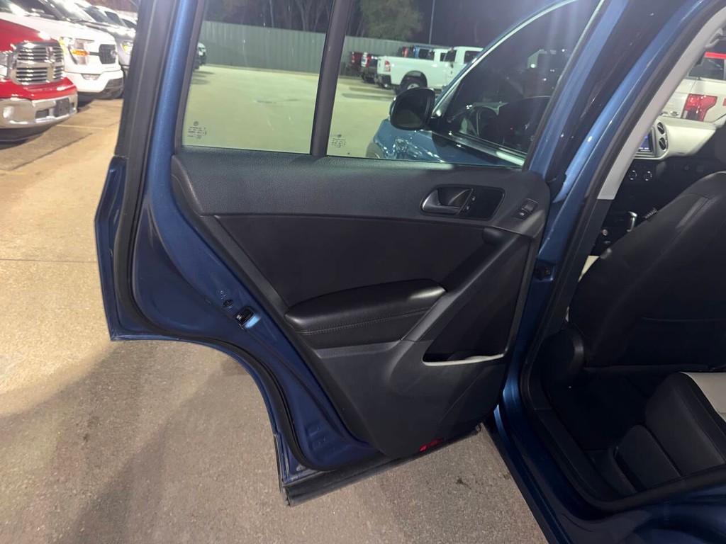 Volkswagen Tiguan Vehicle Full-screen Gallery Image 14