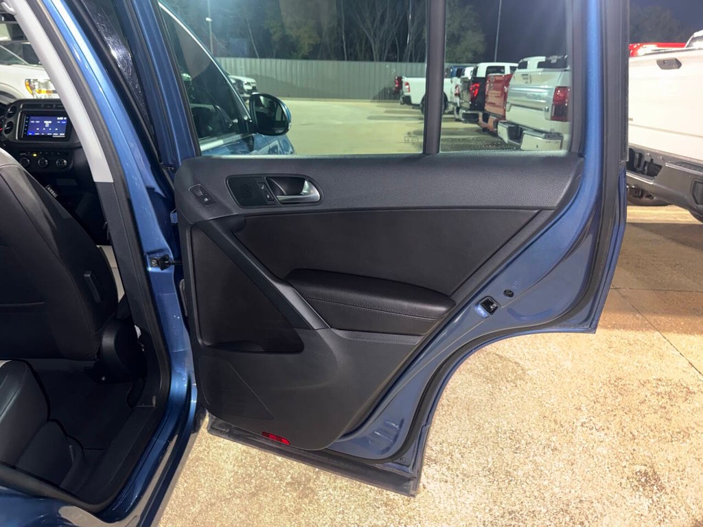 Volkswagen Tiguan Vehicle Full-screen Gallery Image 16