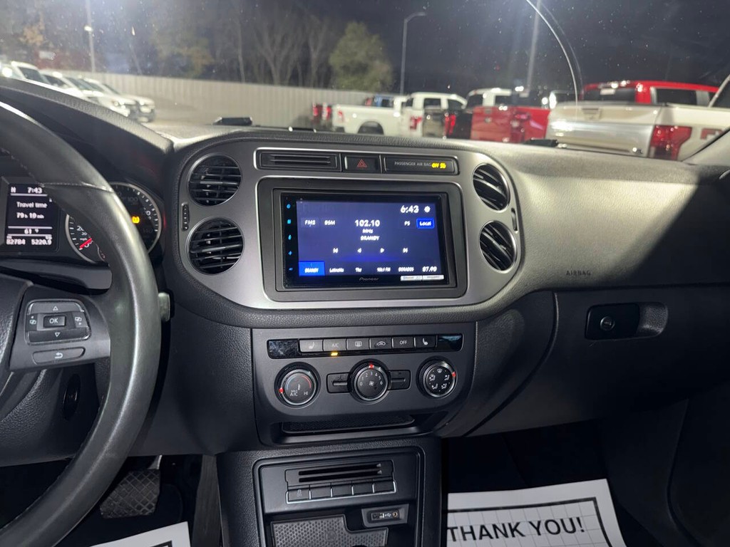 Volkswagen Tiguan Vehicle Full-screen Gallery Image 24