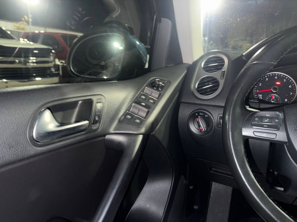 Volkswagen Tiguan Vehicle Full-screen Gallery Image 29