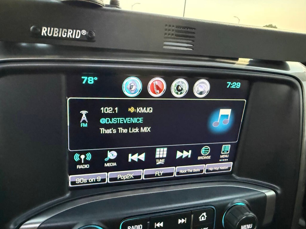 Chevrolet Silverado 1500 Vehicle Full-screen Gallery Image 25