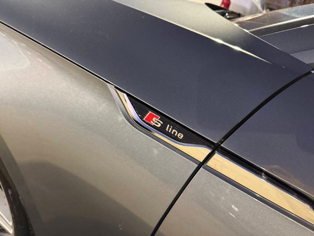 Audi A5 Coupe Vehicle Full-screen Gallery Image 35