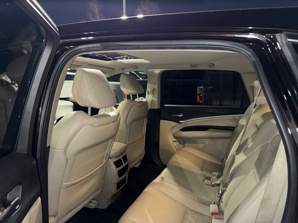Acura MDX Vehicle Full-screen Gallery Image 12