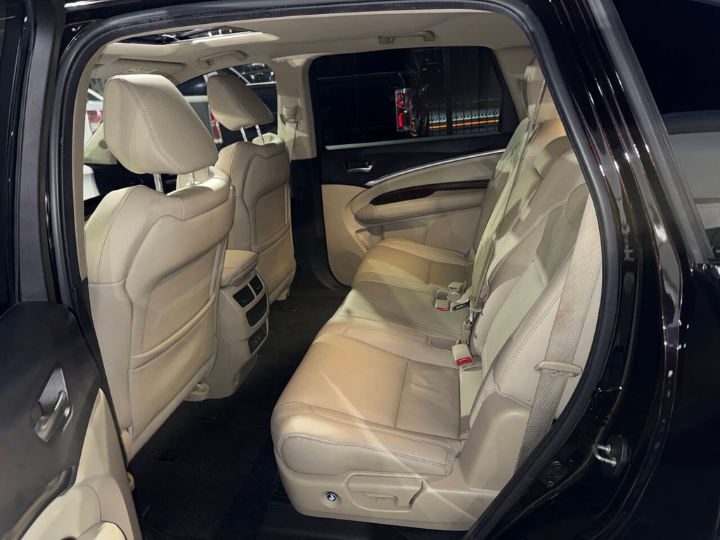 Acura MDX Vehicle Full-screen Gallery Image 13