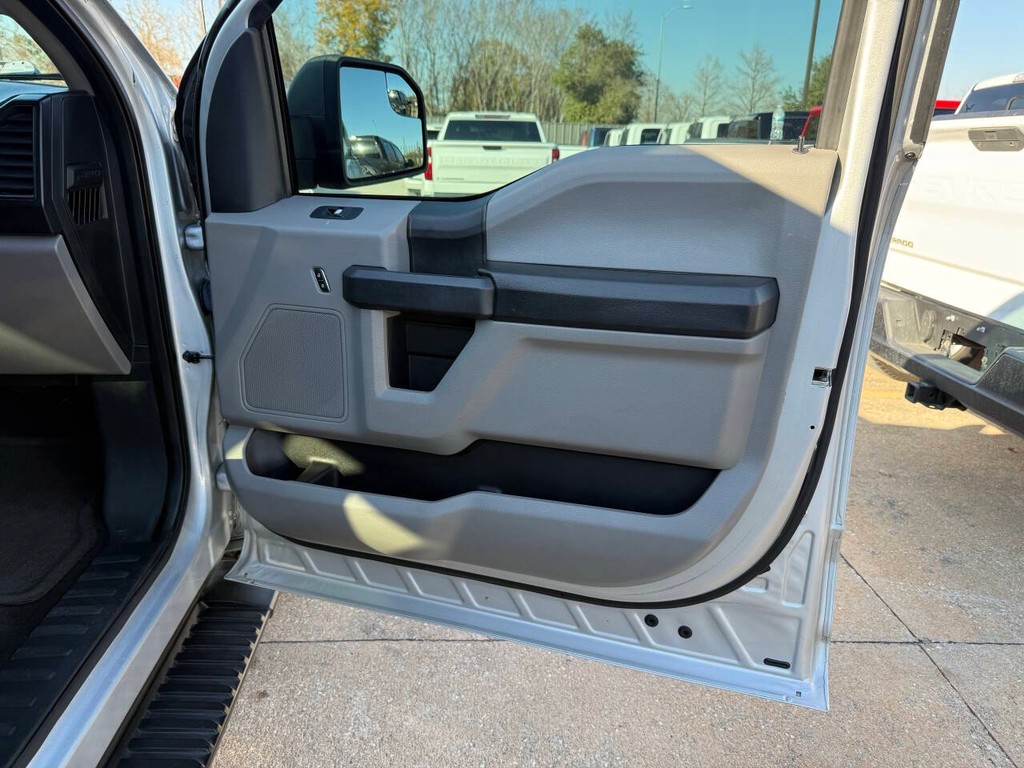 Ford F-150 Vehicle Full-screen Gallery Image 11