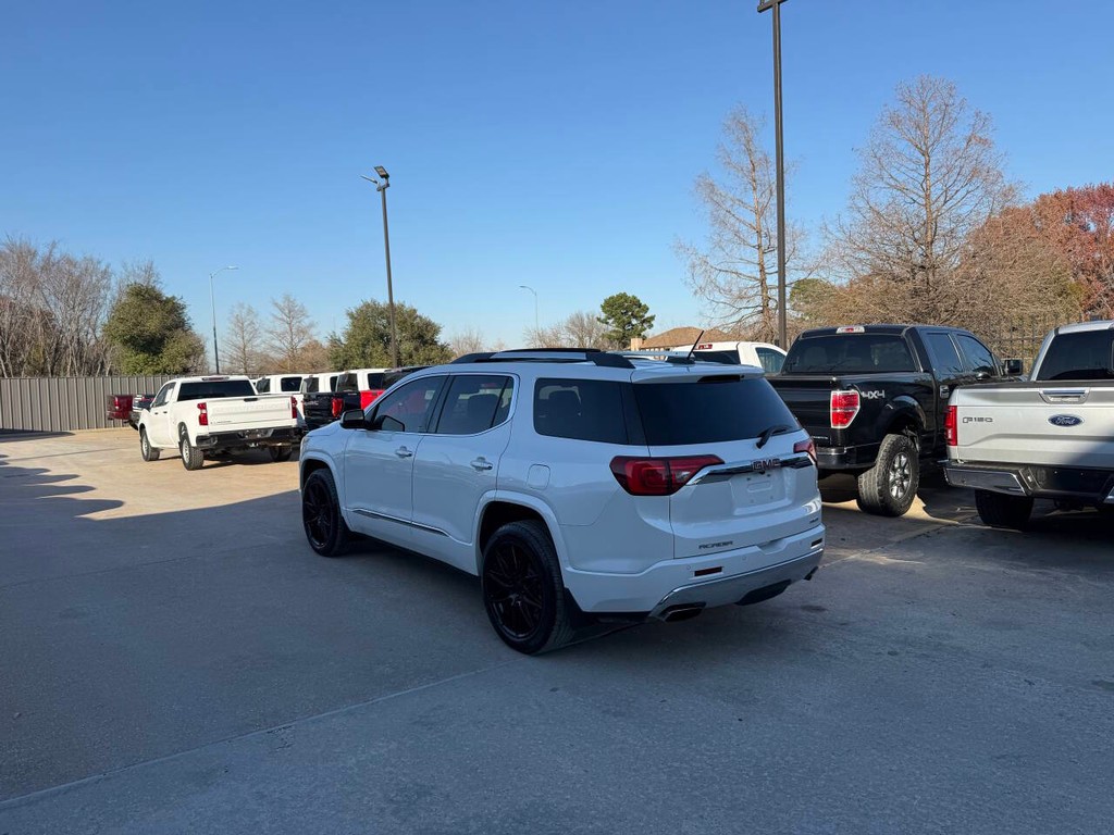 GMC Acadia Vehicle Full-screen Gallery Image 04
