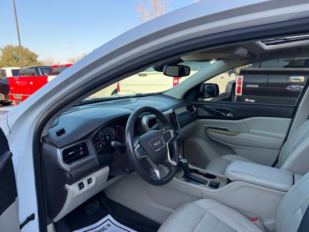 GMC Acadia Vehicle Full-screen Gallery Image 06