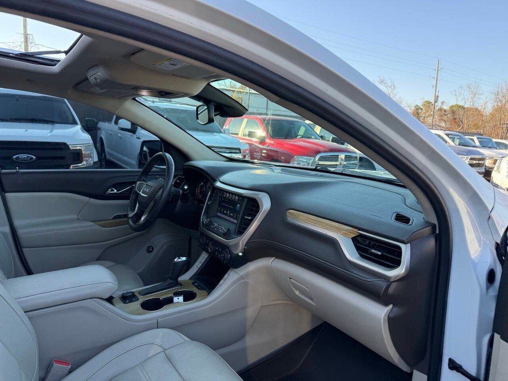 GMC Acadia Vehicle Full-screen Gallery Image 09