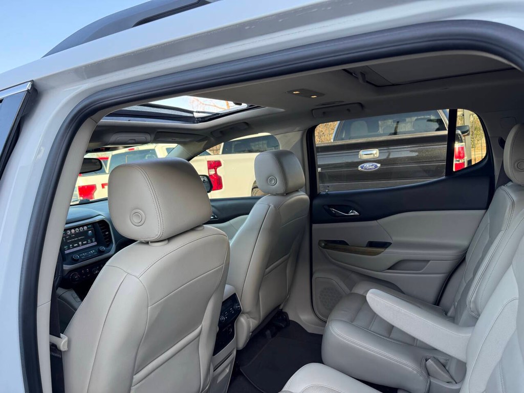 GMC Acadia Vehicle Full-screen Gallery Image 12
