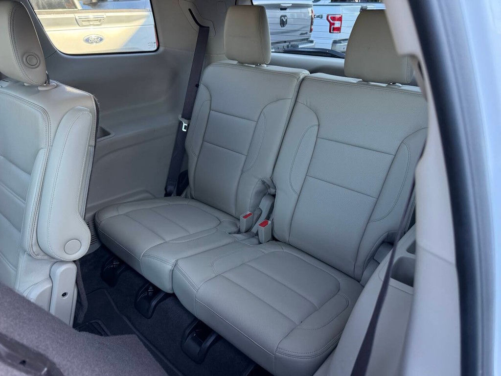 GMC Acadia Vehicle Full-screen Gallery Image 14