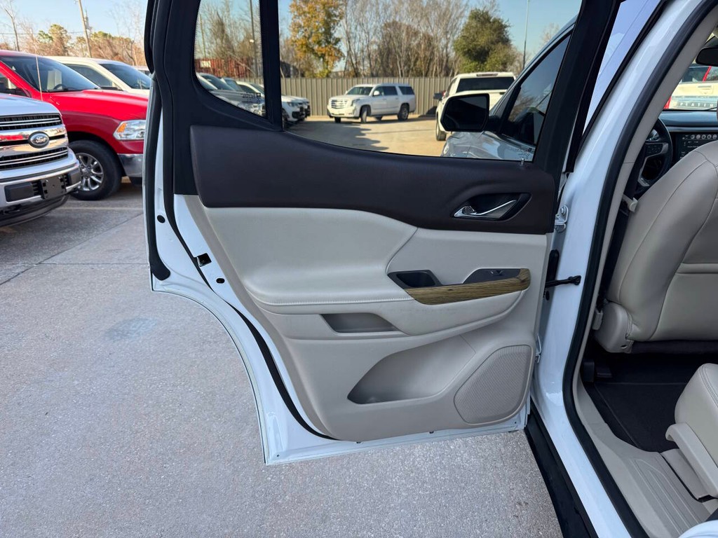 GMC Acadia Vehicle Full-screen Gallery Image 15