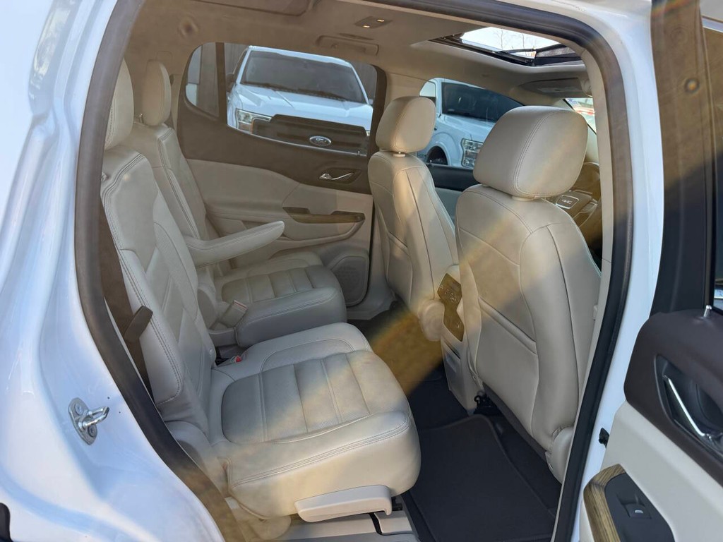 GMC Acadia Vehicle Full-screen Gallery Image 16