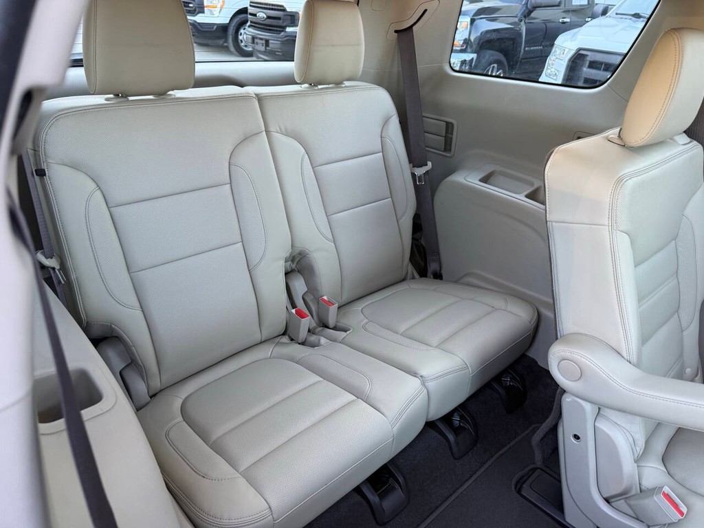 GMC Acadia Vehicle Full-screen Gallery Image 17