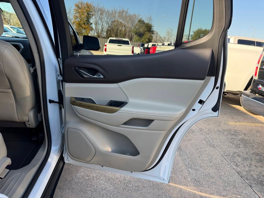 GMC Acadia Vehicle Full-screen Gallery Image 18