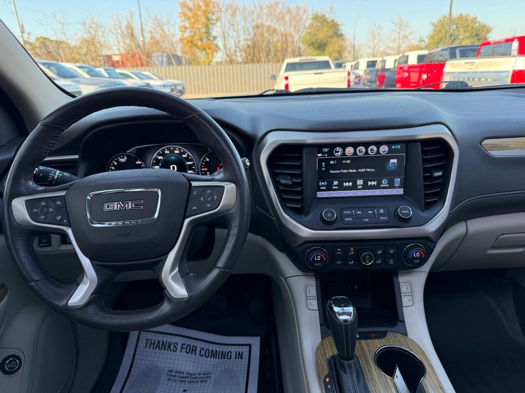 GMC Acadia Vehicle Full-screen Gallery Image 23