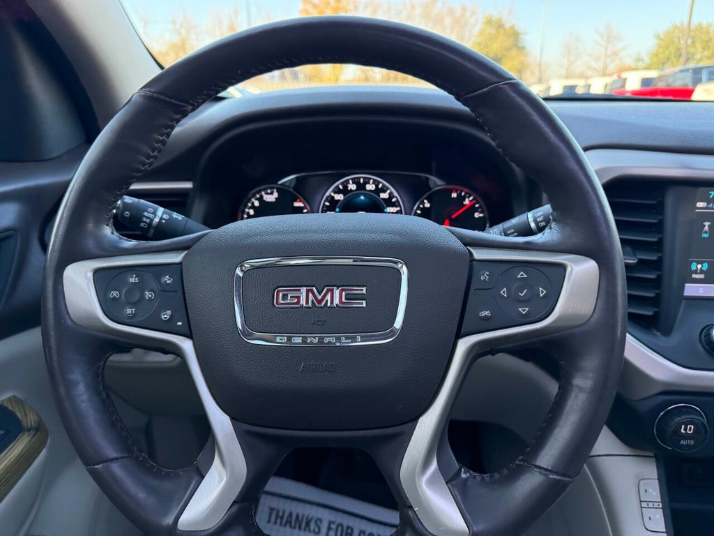 GMC Acadia Vehicle Full-screen Gallery Image 25