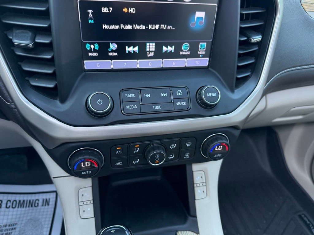 GMC Acadia Vehicle Full-screen Gallery Image 30