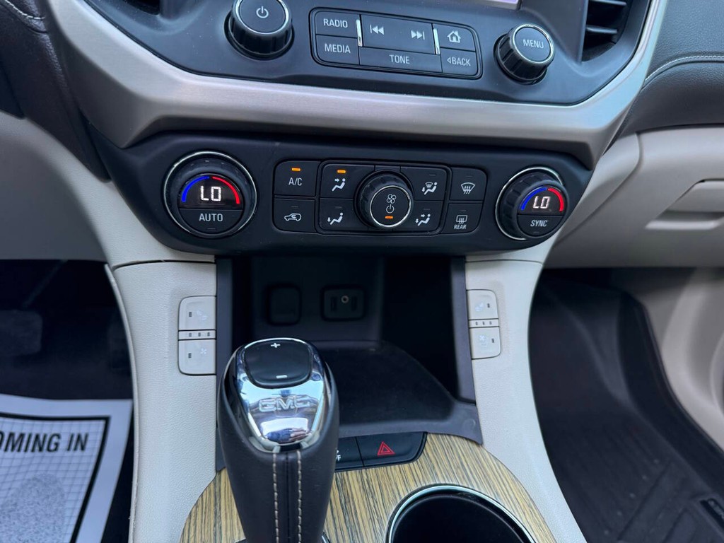 GMC Acadia Vehicle Full-screen Gallery Image 31