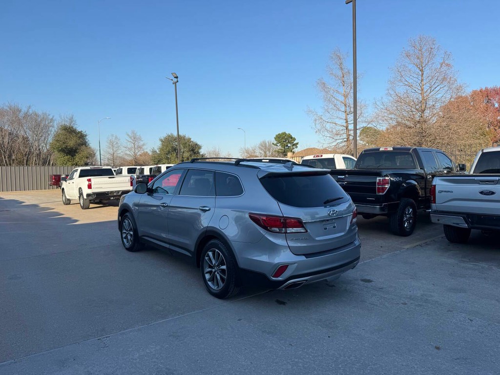 Hyundai Santa Fe Vehicle Full-screen Gallery Image 04