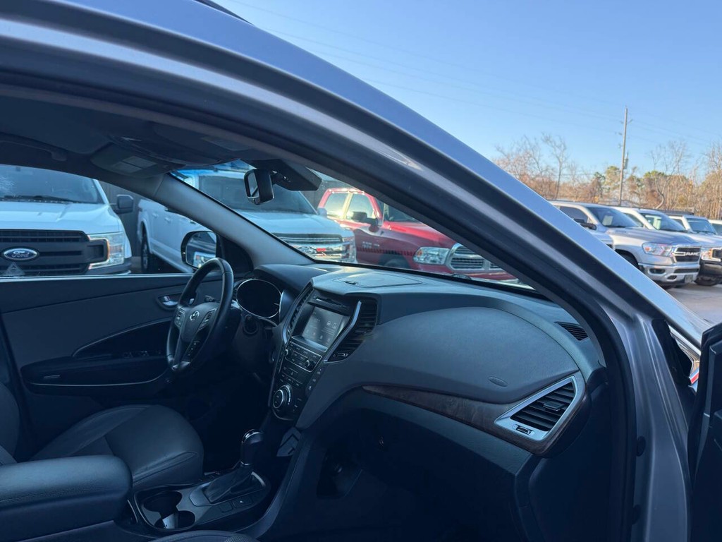 Hyundai Santa Fe Vehicle Full-screen Gallery Image 09