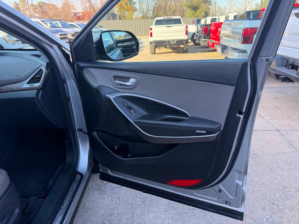 Hyundai Santa Fe Vehicle Full-screen Gallery Image 11