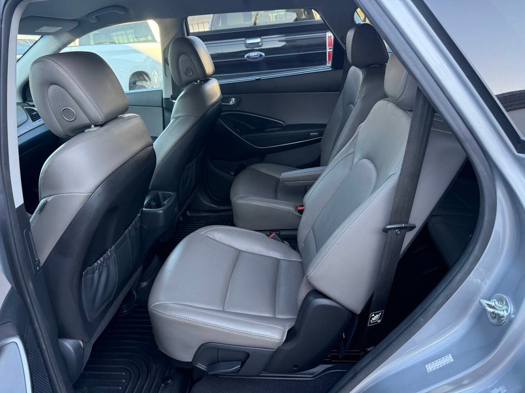 Hyundai Santa Fe Vehicle Full-screen Gallery Image 13