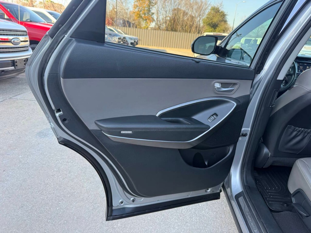 Hyundai Santa Fe Vehicle Full-screen Gallery Image 15