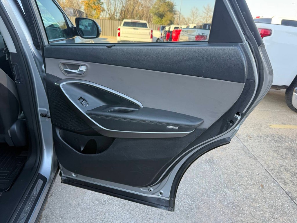 Hyundai Santa Fe Vehicle Full-screen Gallery Image 18