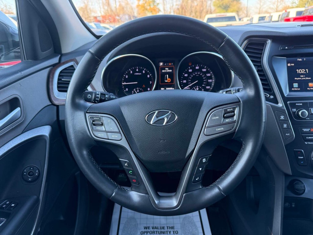 Hyundai Santa Fe Vehicle Full-screen Gallery Image 24