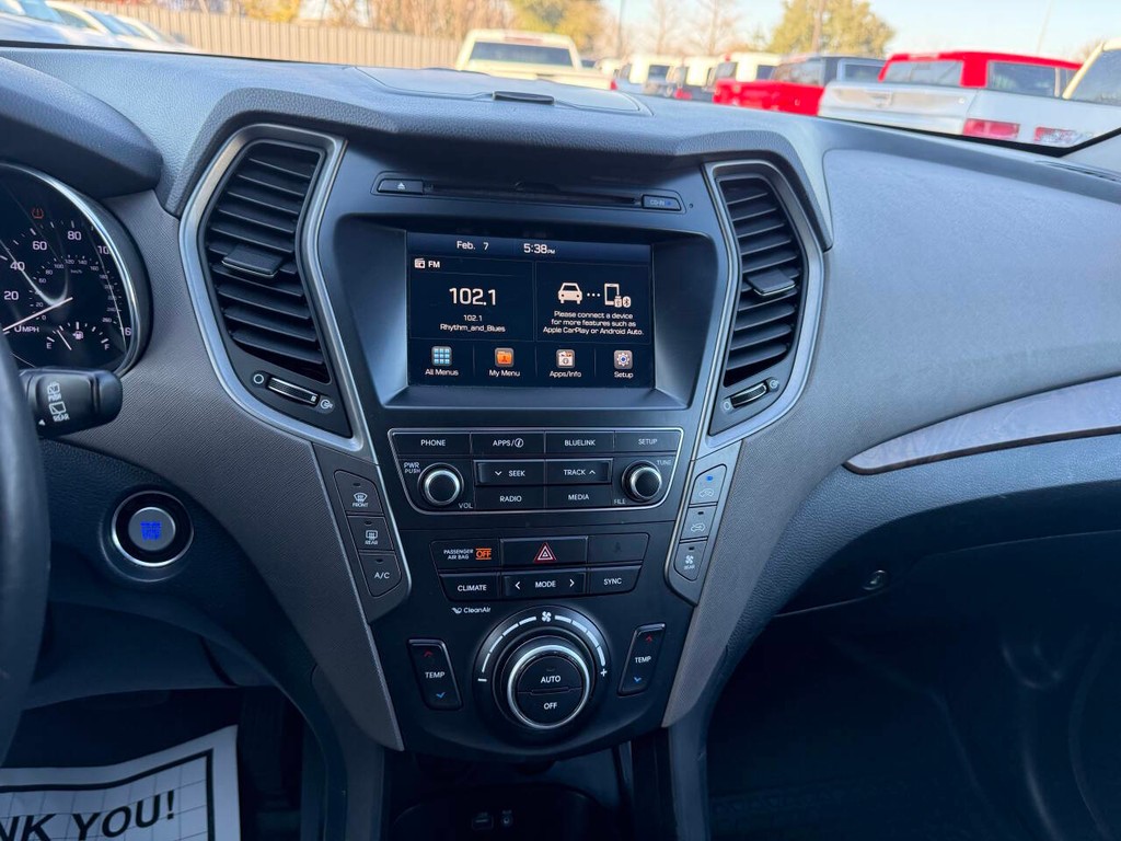 Hyundai Santa Fe Vehicle Full-screen Gallery Image 26