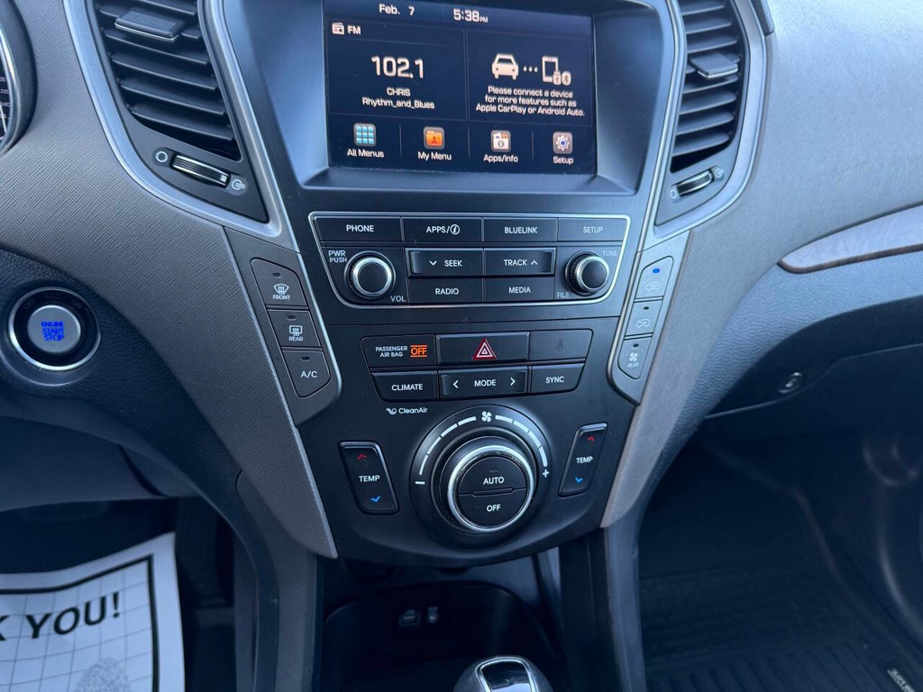 Hyundai Santa Fe Vehicle Full-screen Gallery Image 29