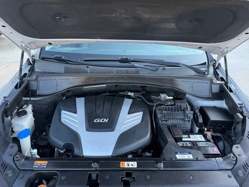 Hyundai Santa Fe Vehicle Full-screen Gallery Image 32