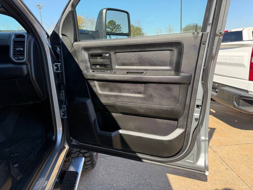Ram 2500 Vehicle Full-screen Gallery Image 11