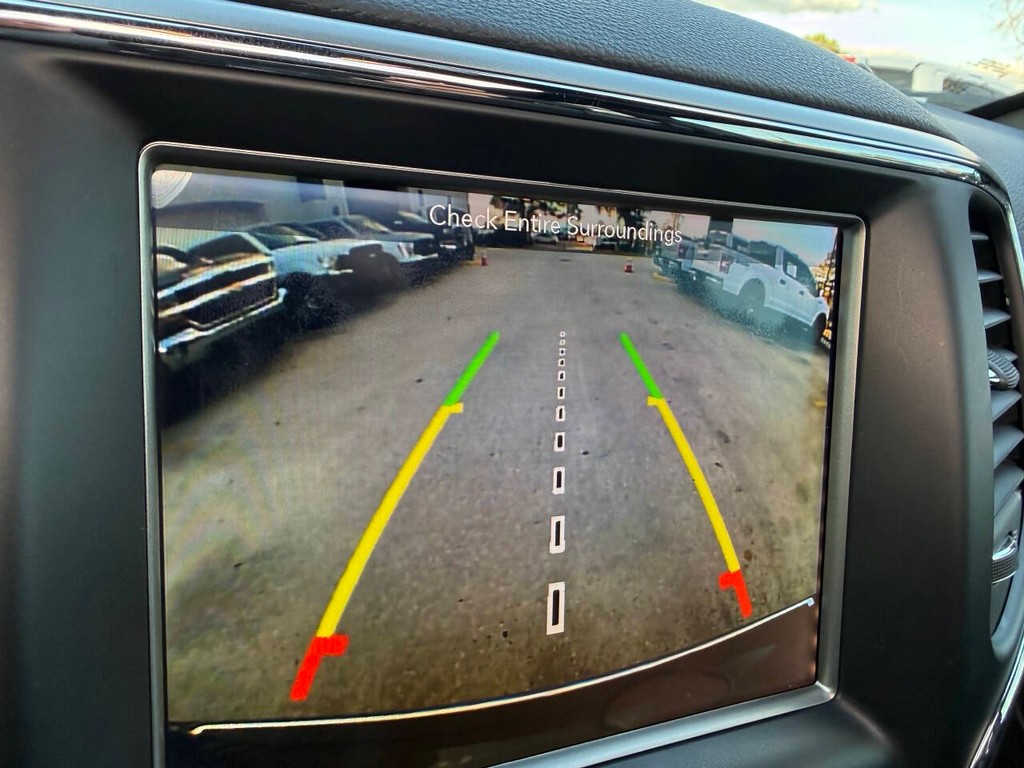 Jeep Grand Cherokee Vehicle Full-screen Gallery Image 25