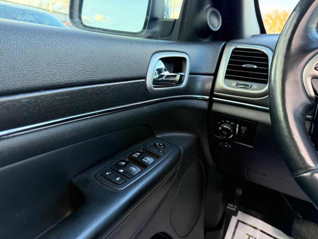 Jeep Grand Cherokee Vehicle Full-screen Gallery Image 28