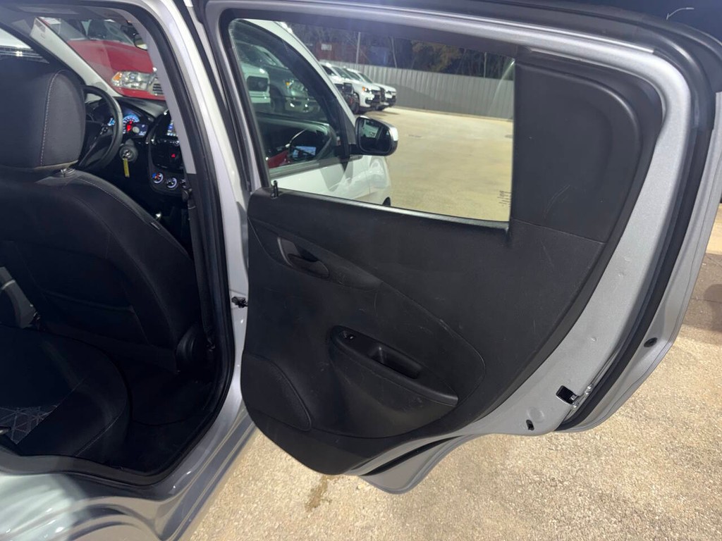 Chevrolet Spark Vehicle Full-screen Gallery Image 16