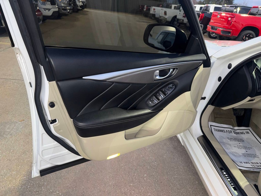 INFINITI Q50 Vehicle Full-screen Gallery Image 09