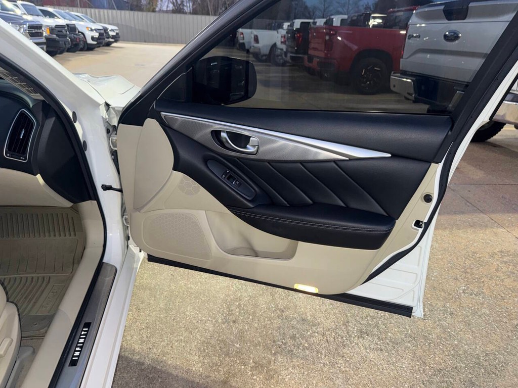 INFINITI Q50 Vehicle Full-screen Gallery Image 12