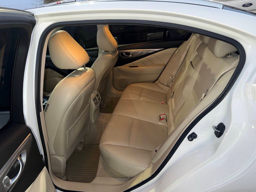 INFINITI Q50 Vehicle Full-screen Gallery Image 14