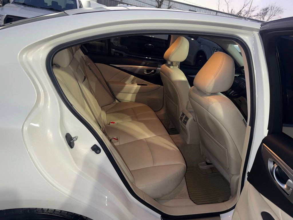 INFINITI Q50 Vehicle Full-screen Gallery Image 16