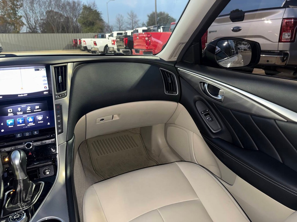 INFINITI Q50 Vehicle Full-screen Gallery Image 21