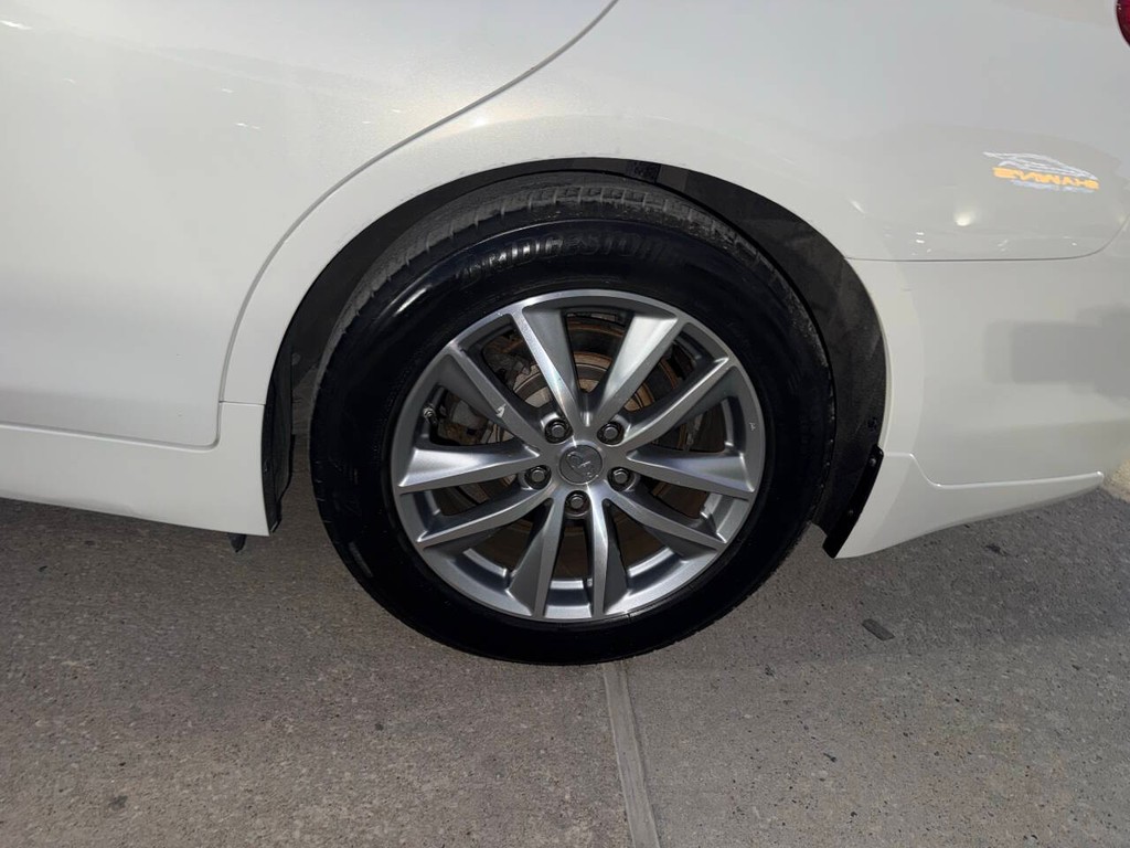 INFINITI Q50 Vehicle Full-screen Gallery Image 38