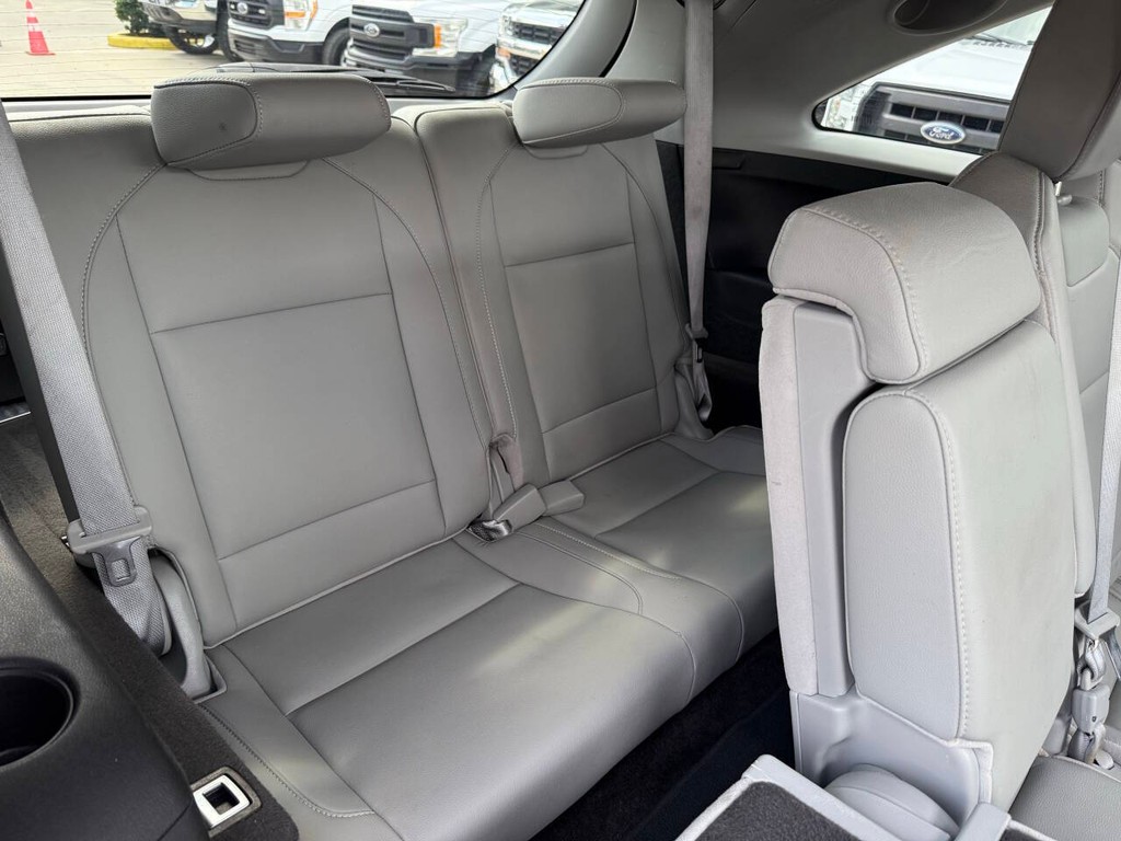 Acura MDX Vehicle Full-screen Gallery Image 17