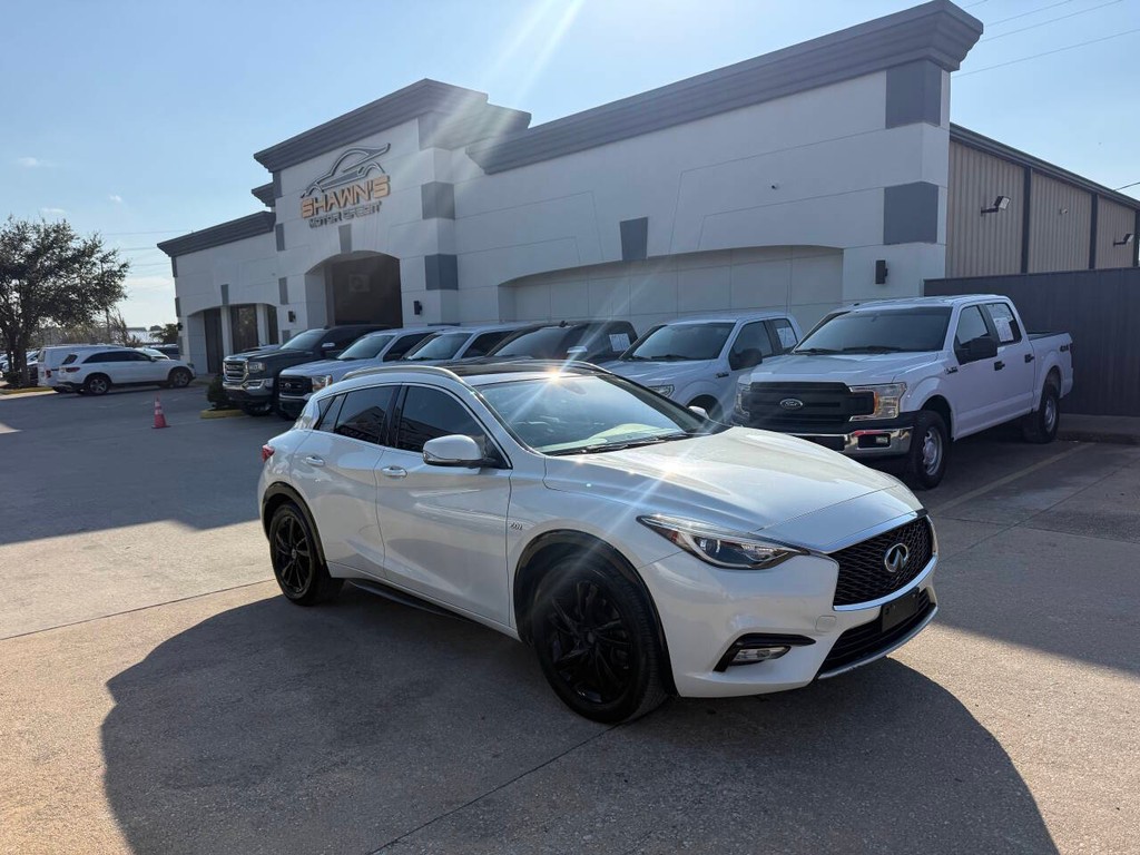 INFINITI QX30 Vehicle Full-screen Gallery Image 02