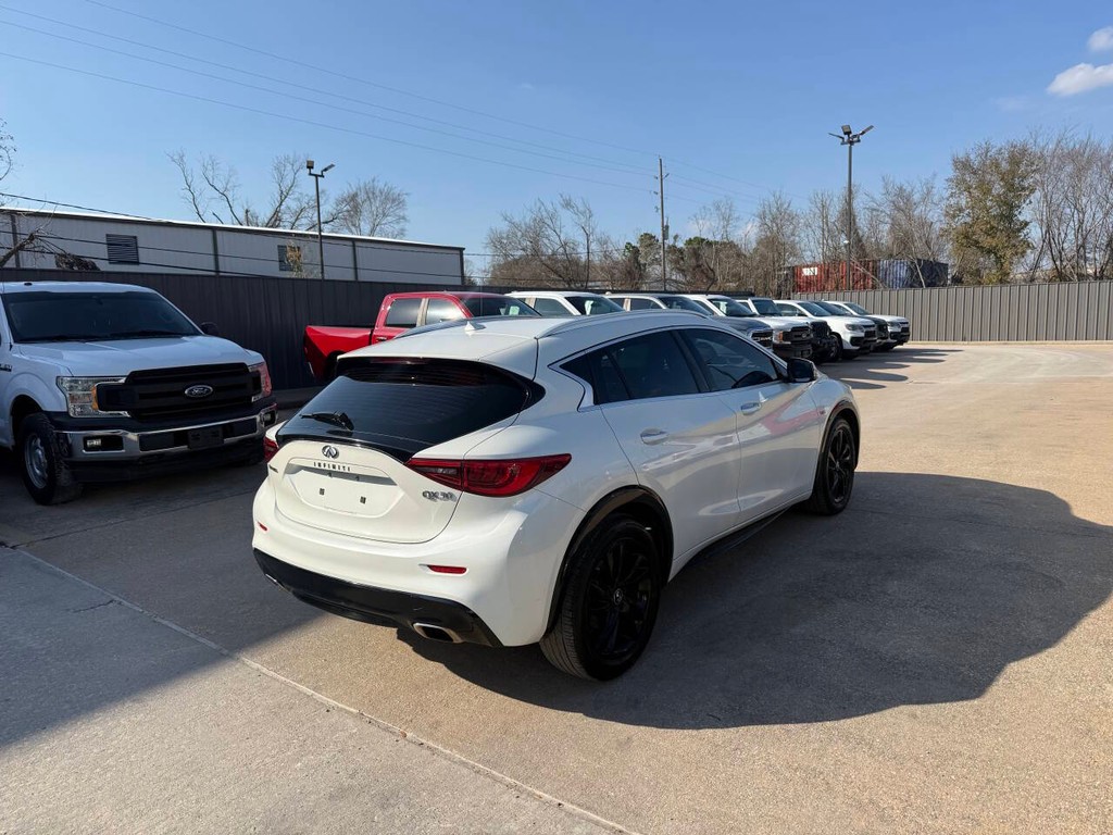 INFINITI QX30 Vehicle Full-screen Gallery Image 05