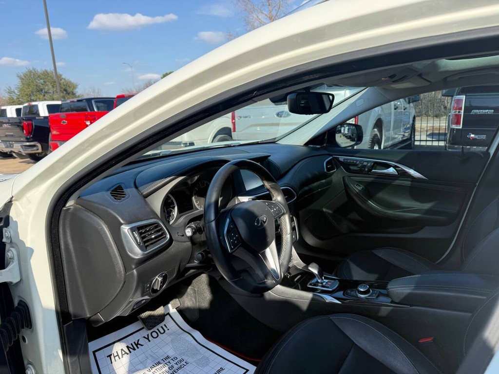 INFINITI QX30 Vehicle Full-screen Gallery Image 06