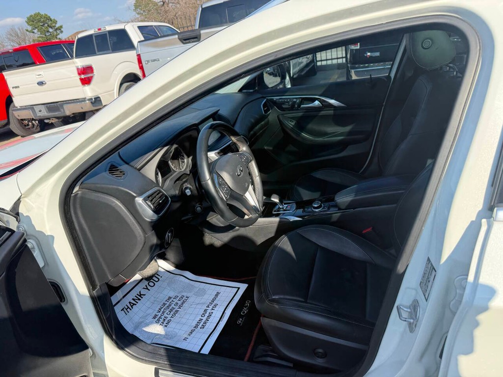 INFINITI QX30 Vehicle Full-screen Gallery Image 07