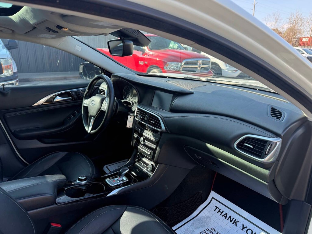 INFINITI QX30 Vehicle Full-screen Gallery Image 09